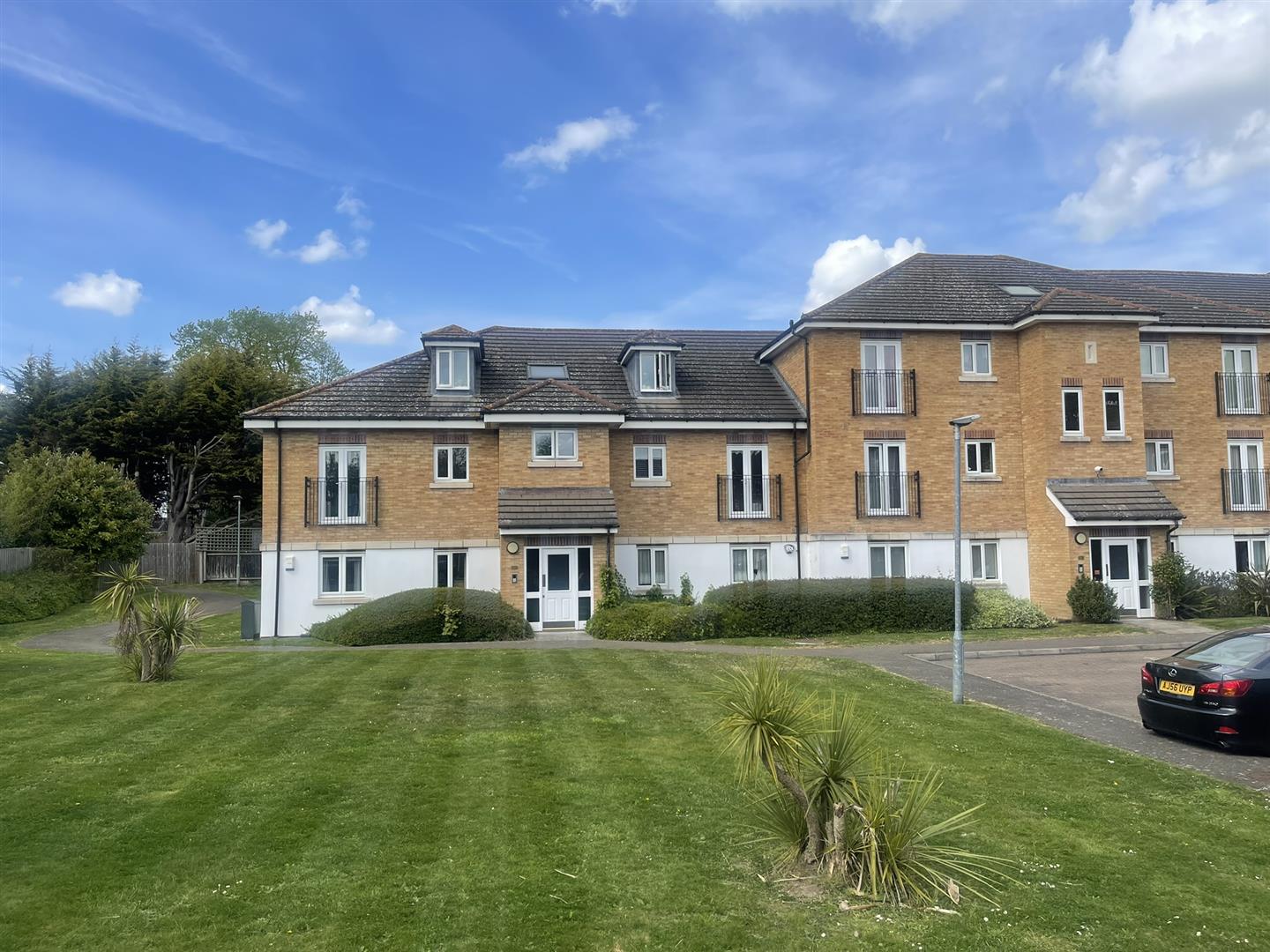 2 bed property in Stafford Close, London